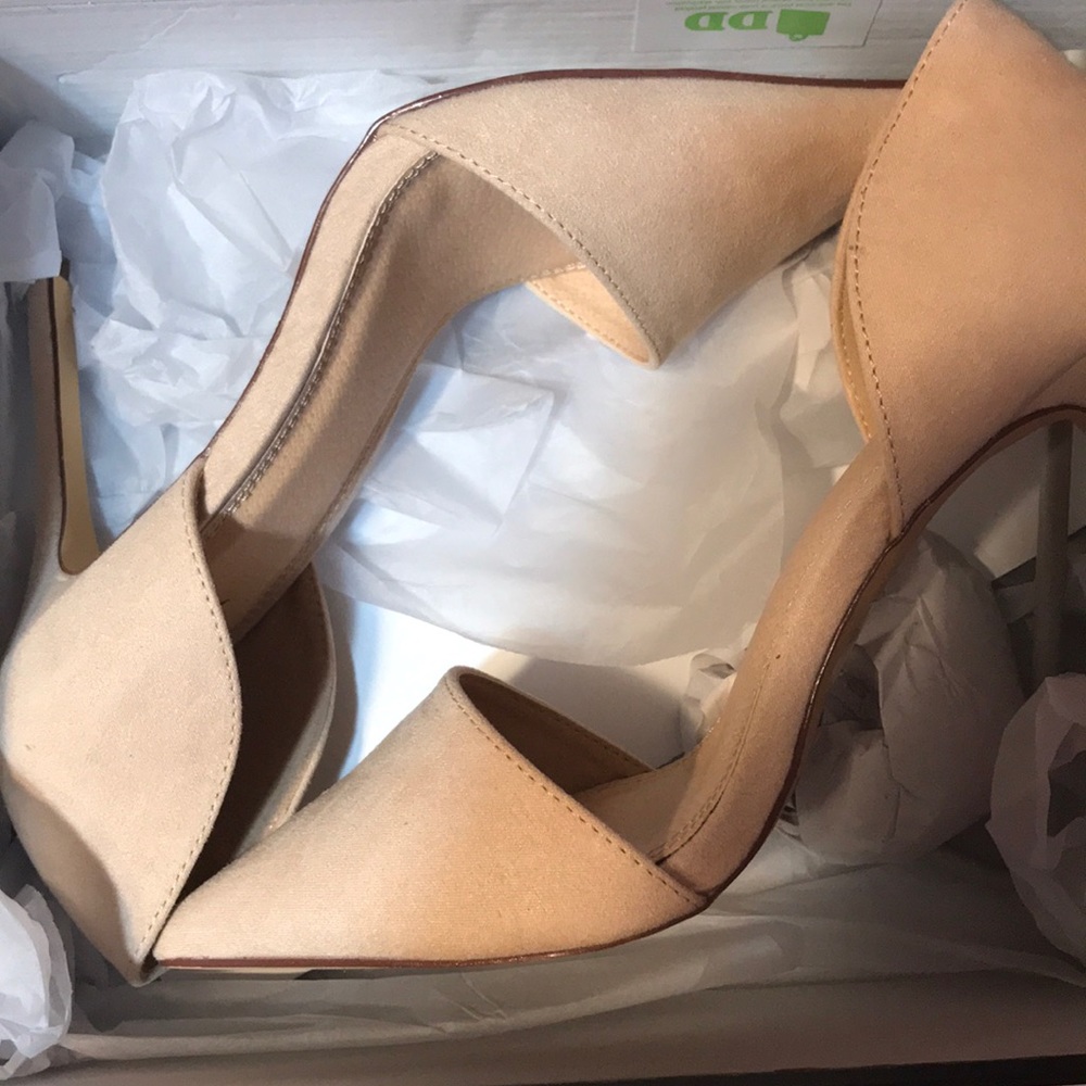 Nude heels never been worn they fit big.